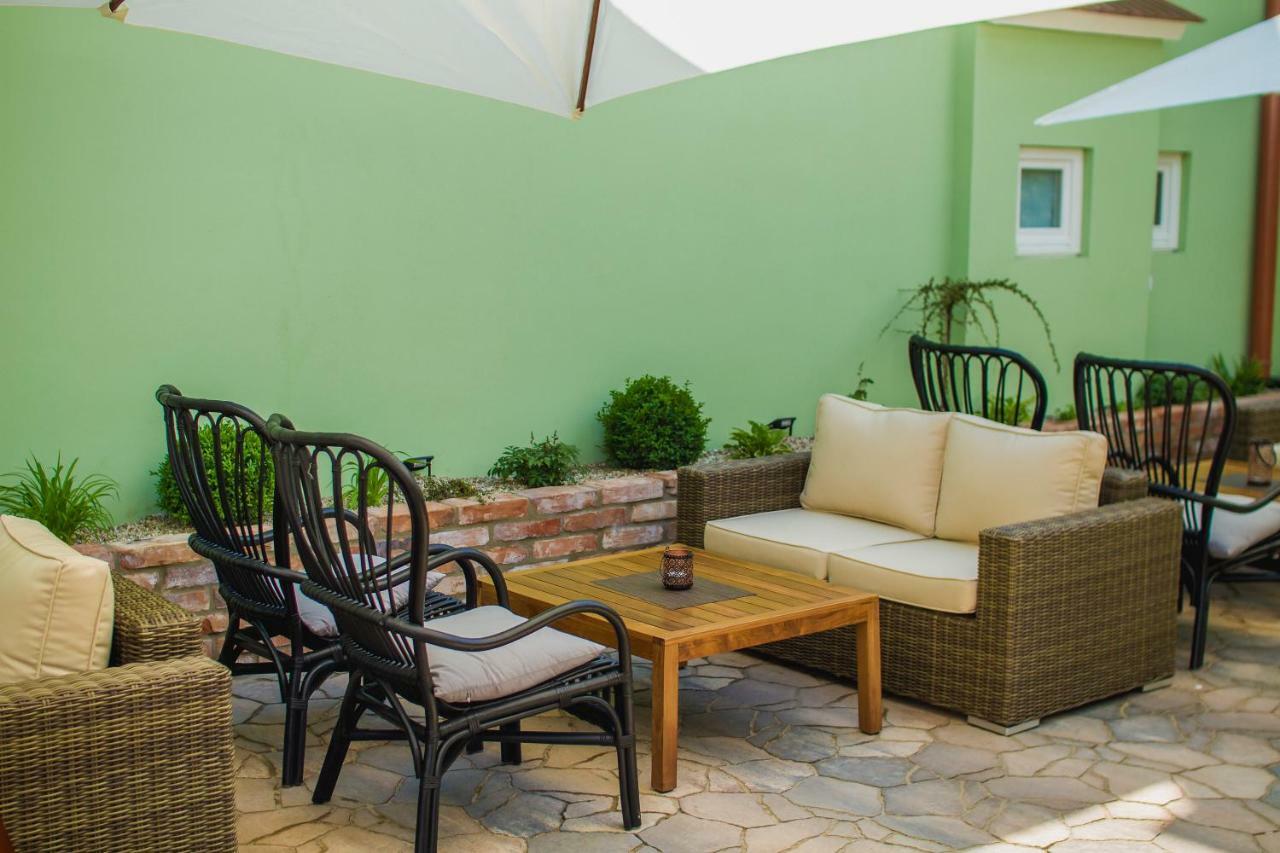 Nové Mesto nad Váhom Penzion Kuria מראה חיצוני תמונה