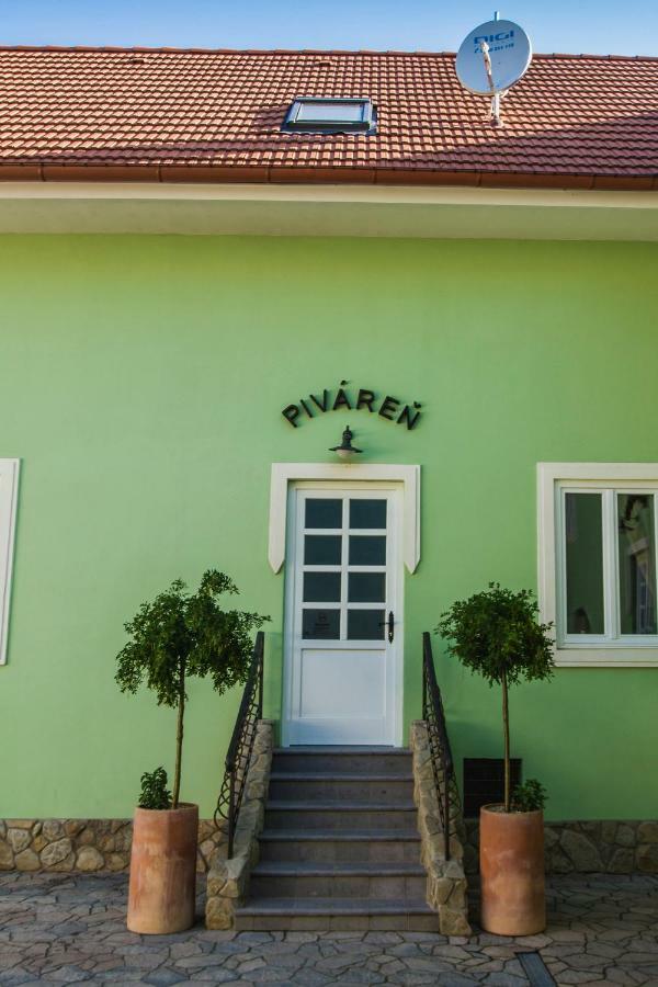 Nové Mesto nad Váhom Penzion Kuria מראה חיצוני תמונה