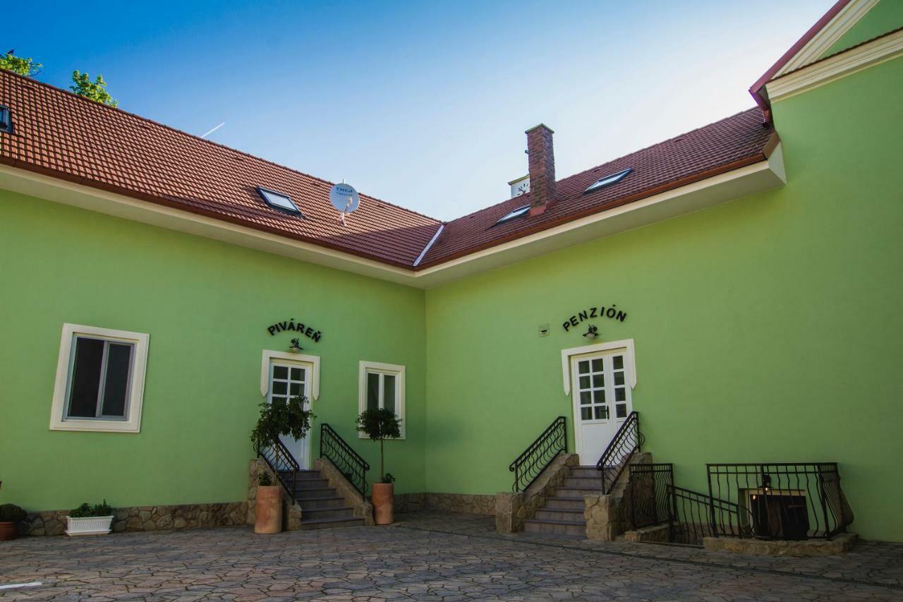 Nové Mesto nad Váhom Penzion Kuria מראה חיצוני תמונה