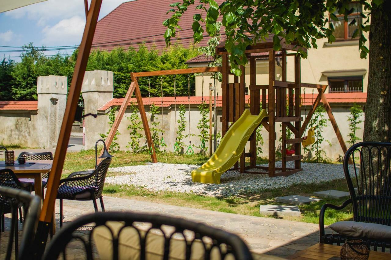 Nové Mesto nad Váhom Penzion Kuria מראה חיצוני תמונה